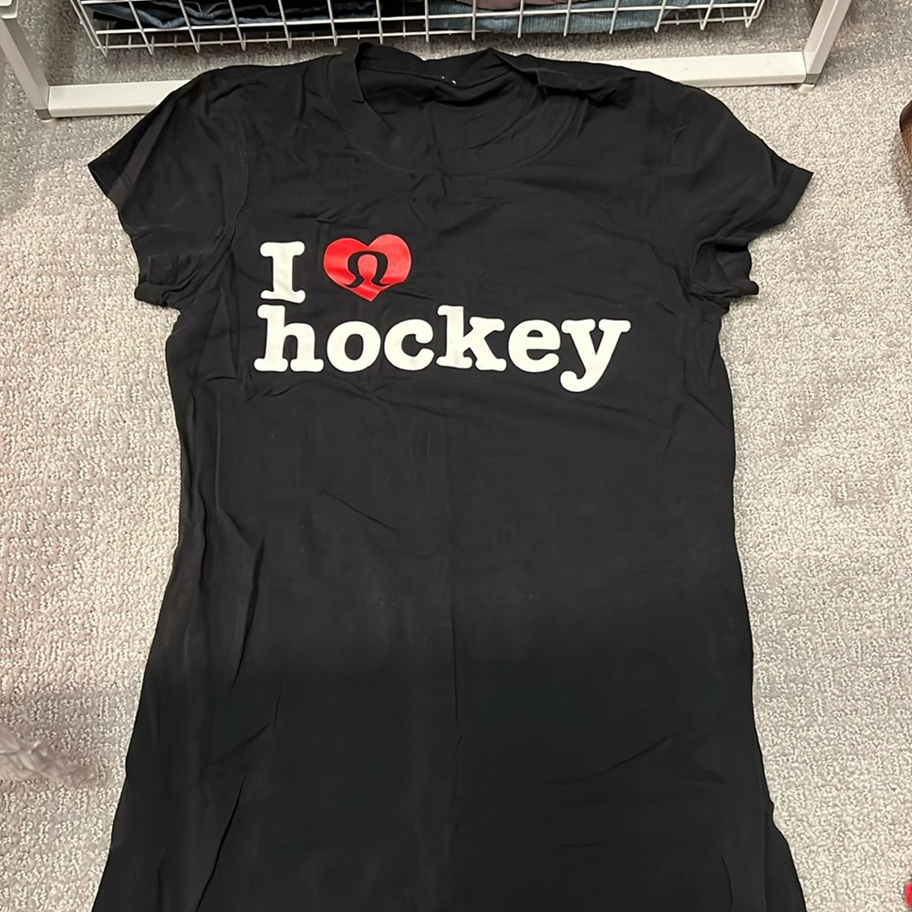 NWOT Black Lululemon “I Love Hockey” T-Shirt (Size 4) RARE